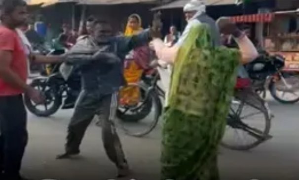 Viral Video : बीच सड़क पर पति-पत्नी ने एक दूसरे को बेरहमी से पीटा, बाइक रोककर तमाशा देखने लगे लोग, वायरल हुआ वीडियो