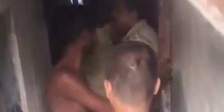 दो माह के पिल्ले को युवक ने बनाया हवस का शिकार, पब्लिक टॉयलेट में कर रहा था शर्मनाक काम, देखे वायरल हुआ वीडियो