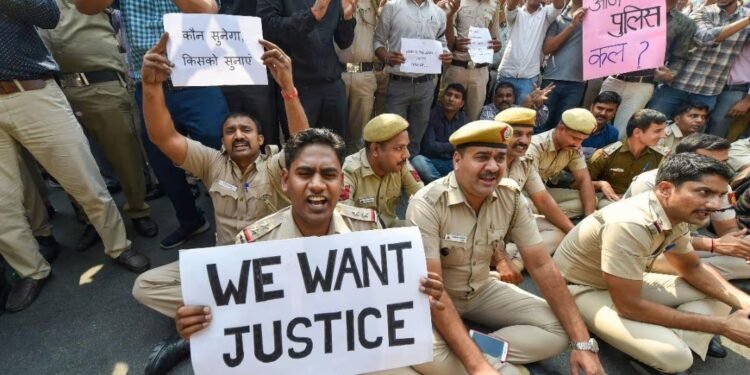 CG : DY CM के प्रभार जिले में करप्शन का पोल खोलने पर मिली बर्खास्तगी की सजा, जवान के आत्महत्या की कोशिश के बाद सिस्टम पर उठने लगे सवाल