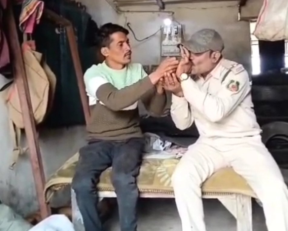छत्तीसगढ़ में एक बार फिर खाकी हुई शर्मसार; वर्दी में वनपाल का नशे का खेल, चिलम फूंकते VIDEO वायरल