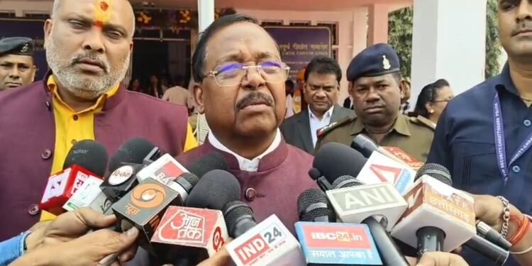 CG : छत्तीसगढ़ में प्लास्टिक की बोतल में मिलेगी शराब, कैंसर के सवाल पर बोले मंत्री- अनुभव नहीं, पहले खुद पीकर देखूंगा फिर बताऊंगा