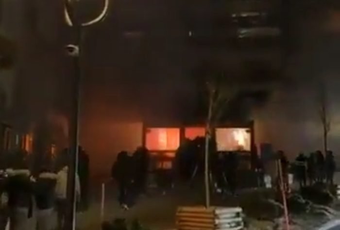 न्यू ईयर का जश्न मामत में बदला बार में हुआ भीषण विस्फोट …. कई लोगों के मारे जाने की खबर देखे पूरा वीडियो