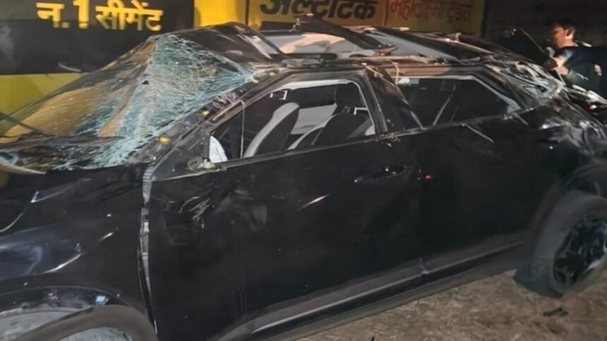 CG Road Accident : अनियंत्रित होकर पलटी तेज रफ्तार कार, दो युवकों की मौत, 2 युवतियां गंभीर रूप से घायल