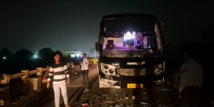 CG Road Accident : तेज रफ्तार बस ने बाइक को रौंदा, एक मासूम समेत दो की मौत, दो बच्चे गंभीर घायल