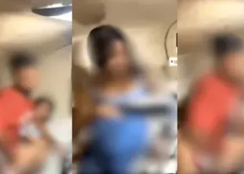 Viral Khabar : खुद को कंट्रोल नहीं कर पाए युवक – युवती, चलती ट्रेन के अपर बर्थ में बना रहे थे संबंध, वीडियो वायरल होने के बाद मचा बवाल