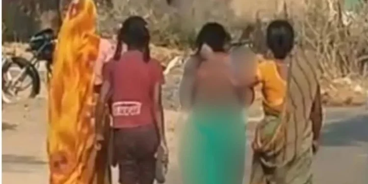 CG : पति की मौत के बाद गैर मर्द संग विधवा महिला फरार, लौटते ही अर्धनग्न कर पूरे गांव में घुमाया, वायरल हुआ वीडियो