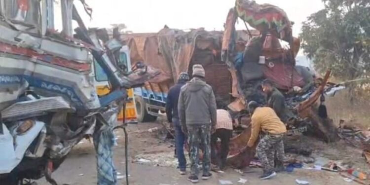 CG Road Accident : हाईवे पर आमने – सामने भिड़े ट्रक, तीन की दर्दनाक मौत