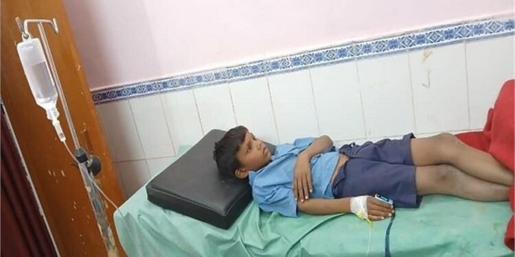 CG News : प्रार्थना के दौरान एक के बाद एक 17 बच्चों की बिगड़ी तबीयत जमीन पर अचानक गिरता देख शिक्षकों के उड़े होश