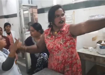 CG : सिम्स अस्पताल के गायनिक वार्ड में जमकर हंगामा, महिला अटेंडर का वीडियो वायरल, डाक्टर, स्टाफ नर्स व गार्ड के साथ