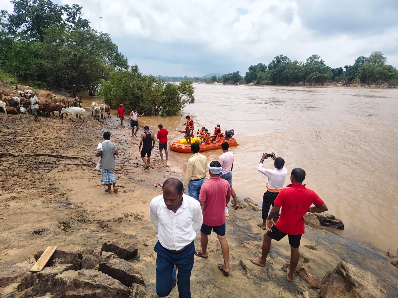 CG Breaking : नदी पार करते वक़्त पलटी नाव, नदी पार कर रहे 6 ग्रामीणों में से चार लापता, रेस्क्यू जारी