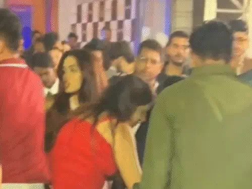 CG Viral Video : नए साल के जश्न में हंगामा, होटल कोर्टयार्ड में दो पक्षों में जमकर मारपीट, युवतियां करती रही बीच बचाव