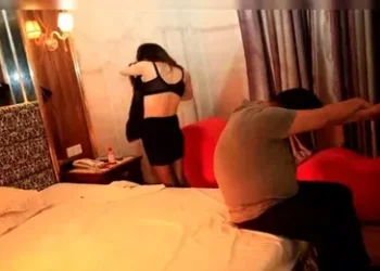 Sex Racket : कब्रिस्तान के पास चल रहा था गंदा काम, अंदर जाकर देखा तो उड़े पुलिस के होश, चार युवतियों के साथ चार युवक गिरफ्तार