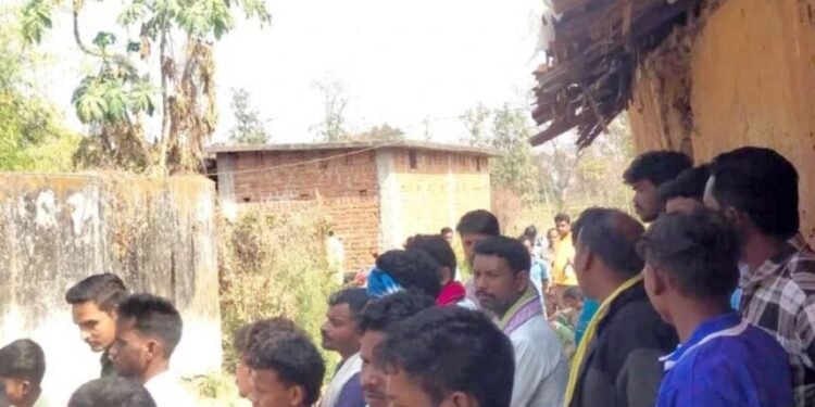 CG Crime : सो रहे परिवार के पांच लोगों पर धारदार हथियार से हमला, तीन लोगों की मौत, ट्रिपल मर्डर से थर्राया इलाका