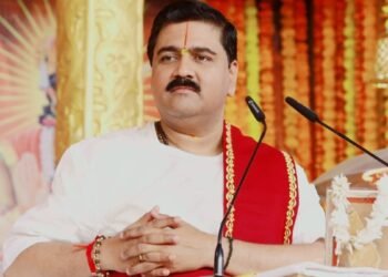 Viral Video : ‘किसकी मां ने दूध पिलाया है, गोली मार के दिखाओ!’ रामकथा के मंच से क्यों भड़क उठे राजन जी महाराज? वीडियो हुआ वायरल