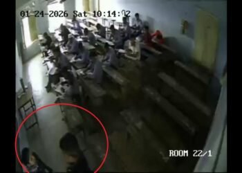 ‘तू कौन होती है पूछने वाली…’ 12वीं के छात्र ने मैडम को भरे क्लास में जड़ दिया तमाचा, कहा- अकेली रहती है… देख लूंगा, वीडियो वायरल