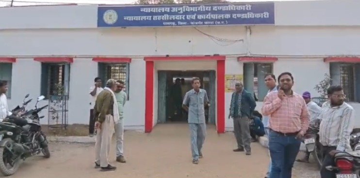 CG News : तहसील कार्यालय में ACB की बड़ी कार्रवाई, 35 हजार रुपये रिश्वत लेते अतिरिक्त तहसीलदार और पटवारी गिरफ्तार