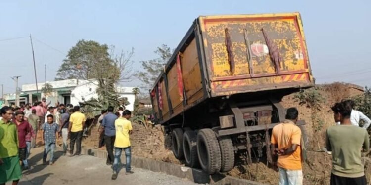 Korba : घर में घुसा तेज रफ्तार ट्रेलर, बर्तन धो रही 25 वर्षीय युवती की मौत, आक्रोशित ग्रामीणों ने किया चक्काजाम