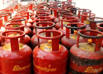 LPG Cylinder Price Update Today : आम बजट से पहले मिला बड़ा झटका, 50 रुपये महंगा हुआ LPG सिलेंडर