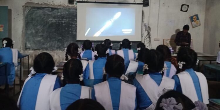 CG News : व्याख्याता ने क्लास रूम में छात्र – छात्राओं संग गजब कर दिया, जारी हुआ नोटिस, DEO को भेजी गयी कार्रवाई की अनुशंसा, जानें मामला…