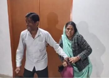 Viral Video : ‘कागज़ लेकर आया हूं, सुनिए कलेक्टर साहब’, SIR से नाम कटने पर फूटा मां-बेटे का गुस्सा, जनसुनवाई का वीडियो वायरल