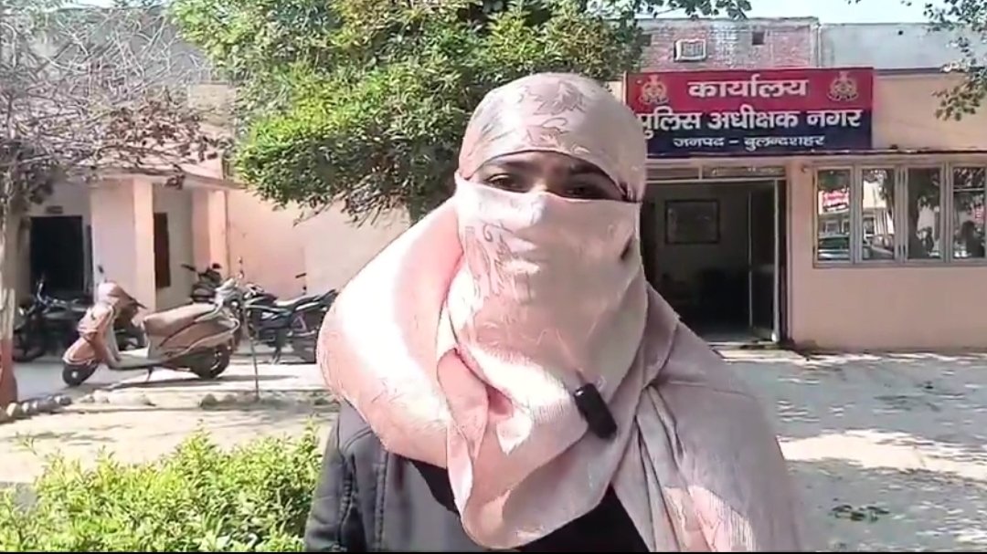 ‘पुलिसवाले करते है सेक्स की डिमांड.. अकेले में मिलने की जिद’.. शिकायत देने पहुंची इन्फ्लुएंसर के आरोप सुनकर रह जायेंगे हैरान