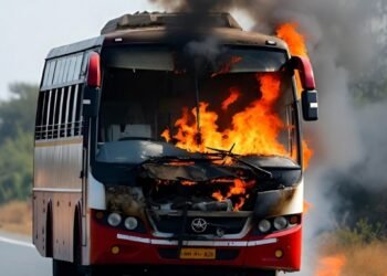 CG Bus Fire : बीच सड़क पर आग का गोला बनी यात्रियों से भरी बस, मची चीख-पुकार, मंजर देख कांप गई राहगीरों की रूह