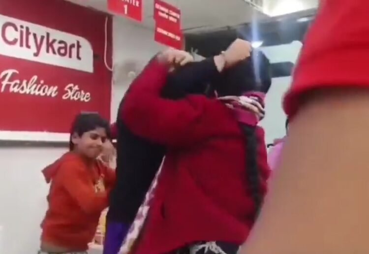 ‘मेरे पति के साथ…’, प्रेमिका संग इस हाल में रंगे हाथों पकड़ा गया शादीशुदा युवक, फिर जो हुआ देखकर दंग रह गए लोग, देखे वायरल वीडियो