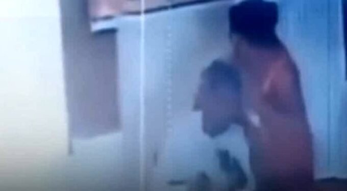 Viral Video : पंचायत भवन में वैलेंटाइन डे मनाते पकड़े गए पंचायत सचिव, महिला के साथ अश्लील हरकत करते कैमरे में हुए कैद, वीडियो वायरल