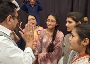 मंत्री जी SC-ST वर्ग के लिए गिना रहे थे योजनाएं, मंच से उतरते ही छात्राओं ने पूछ लिया तीखा सवाल, मंत्री बोले – एक ही बार में…