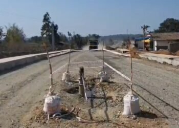 CG : ‘प्यास बुझाएं या जान बचाएं’ छत्तीसगढ़ के इस नेशनल हाइवे के बीच खड़ा हैंडपंप सिस्टम की लापरवाही देख उड़ जाएंगे आपके भी होश