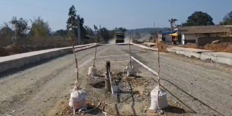 CG : ‘प्यास बुझाएं या जान बचाएं’ छत्तीसगढ़ के इस नेशनल हाइवे के बीच खड़ा हैंडपंप सिस्टम की लापरवाही देख उड़ जाएंगे आपके भी होश