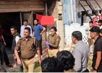Crime News : कमरे में बंद थे भाई – बहन, पूरी रात आती रही चीखने की आवाज, सुबह ….. ऐसी हालत में मिले दोनों