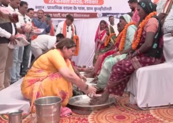 CG : कुछ ही सालों में ईसाई धर्म से हुआ मोहभंग 140 लोगों ने अपनाया सनातन धर्म, विधायक ने चरण धोकर कराई घर वापसी