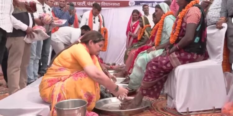 CG : कुछ ही सालों में ईसाई धर्म से हुआ मोहभंग 140 लोगों ने अपनाया सनातन धर्म, विधायक ने चरण धोकर कराई घर वापसी