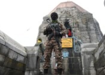 CG Viral News : गोंडवाना एक्सप्रेस में मचा हड़कंप नशे में टुन्न CRPF जवान यात्रियों के सामने ही करने लगा शर्मनाक काम