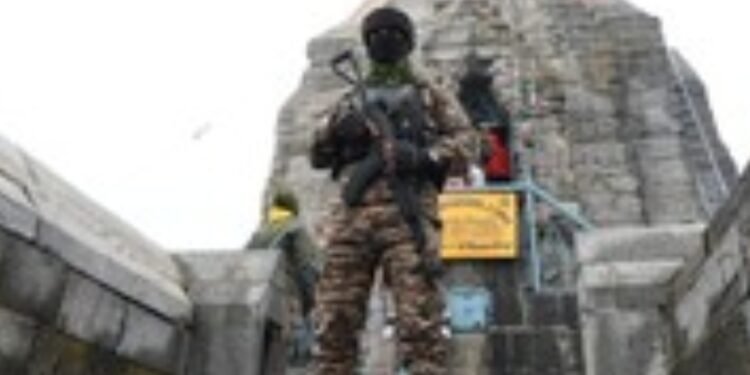 CG Viral News : गोंडवाना एक्सप्रेस में मचा हड़कंप नशे में टुन्न CRPF जवान यात्रियों के सामने ही करने लगा शर्मनाक काम