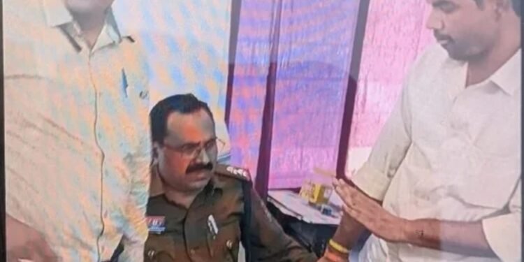 CG News : 25000 रुपये लेते पुलिस अफसर गिरफ्तार, फर्जी केस में फंसाने को लेकर मांगे थे 50 हजार रुपये