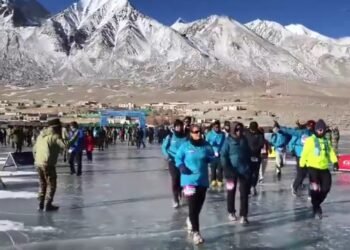 जहां सांस लेना भी मुश्किल, वहां दौड़ते दिखे जवान, पैंगोंग झील पर आयोजित अनोखी मैराथन ने सबको चौंकाया, देखें पूरा वीडियो