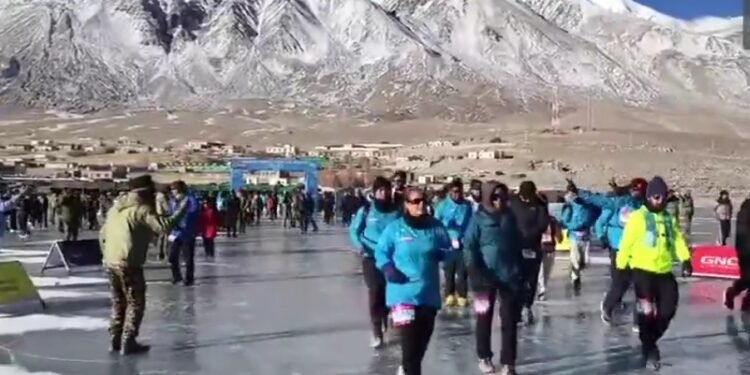 जहां सांस लेना भी मुश्किल, वहां दौड़ते दिखे जवान, पैंगोंग झील पर आयोजित अनोखी मैराथन ने सबको चौंकाया, देखें पूरा वीडियो