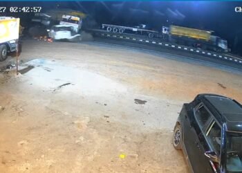 ​CG : शादी की सालगिरह मनाकर लौट रहे 4 दोस्तों की मौत, रॉन्ग साइड से आए ट्रेलर ने स्कॉर्पियो को रौंदा देखे पूरा वीडियो