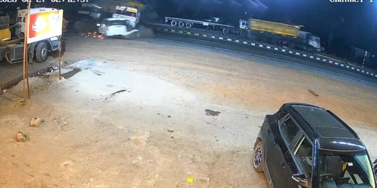 ​CG : शादी की सालगिरह मनाकर लौट रहे 4 दोस्तों की मौत, रॉन्ग साइड से आए ट्रेलर ने स्कॉर्पियो को रौंदा देखे पूरा वीडियो