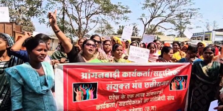CG News : आंगनबाड़ी कार्यकर्ताओं ने फिर खोला मोर्चा, इन मांगों को लेकर उतरे सड़कों पर, पूरी नहीं होने पर दी ये चेतावनी