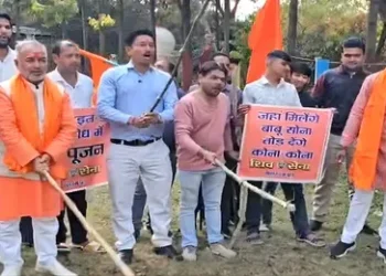 “जहाँ मिलेंगे बाबू-सोना, तोड़ देंगे कोना-कोना” … वैलेंटाइन – डे मनाने से पहले देख लें ये खबर, शिवसेना ने लाठी पूजन कर प्रेमी जोड़ों को दिया ऐसा अल्टीमेटम