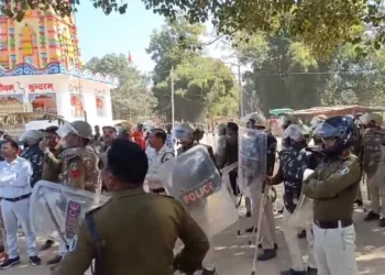 CG Breaking : पुलिस – ग्रामीणों में झड़प, अतिक्रमण हटाने गई टीम पर पथराव, पुलिस वाहन, बस व जेसीबी में तोड़फोड़, कई लोग घायल