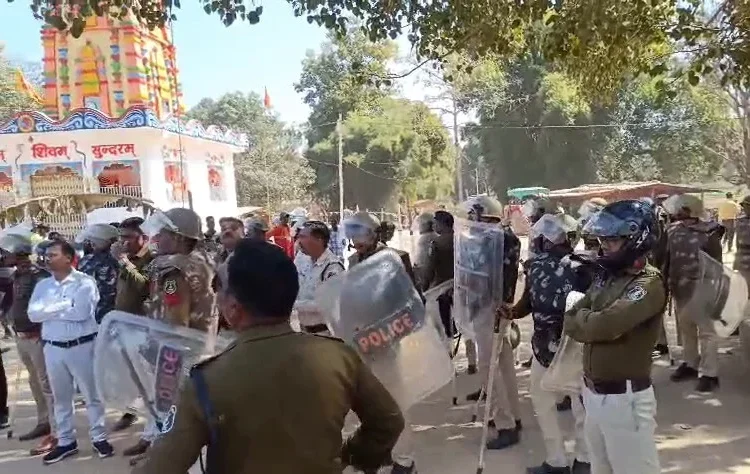 CG Breaking : पुलिस – ग्रामीणों में झड़प, अतिक्रमण हटाने गई टीम पर पथराव, पुलिस वाहन, बस व जेसीबी में तोड़फोड़, कई लोग घायल