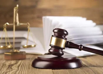 CG : पत्नी के साथ पड़ोसी को बात करते देख भड़का पति, कुल्हाड़ी से काट डाला, अब कोर्ट ने सुनायी उम्रकैद की सजा