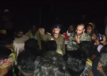 CG : धर्मांतरित महिला के शव को लेकर आक्रोश में ग्रामीण, दफनाये शव को बाहर निकालने की मांग कर रहे लोग, मौके पर पहुंची पुलिस