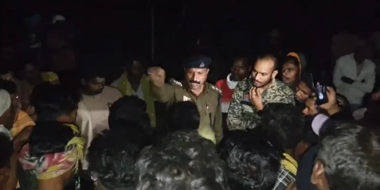 CG : धर्मांतरित महिला के शव को लेकर आक्रोश में ग्रामीण, दफनाये शव को बाहर निकालने की मांग कर रहे लोग, मौके पर पहुंची पुलिस