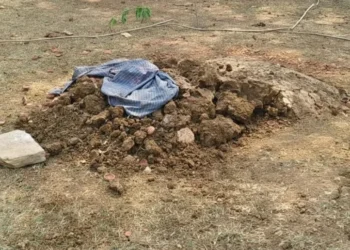 CG Crime : मासूम के दफन स्थल पर तंत्र – सामग्री मिलने से हड़कंप, छेड़छाड़ की आशंका पर जांच तेज, ग्रामीणों में आक्रोश