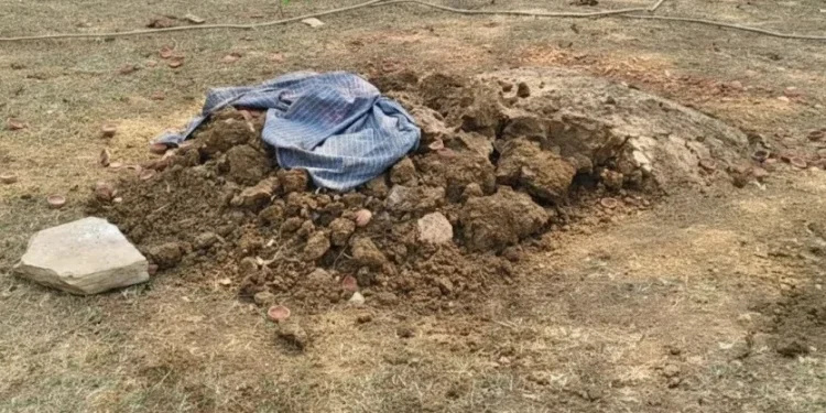 CG Crime : मासूम के दफन स्थल पर तंत्र – सामग्री मिलने से हड़कंप, छेड़छाड़ की आशंका पर जांच तेज, ग्रामीणों में आक्रोश